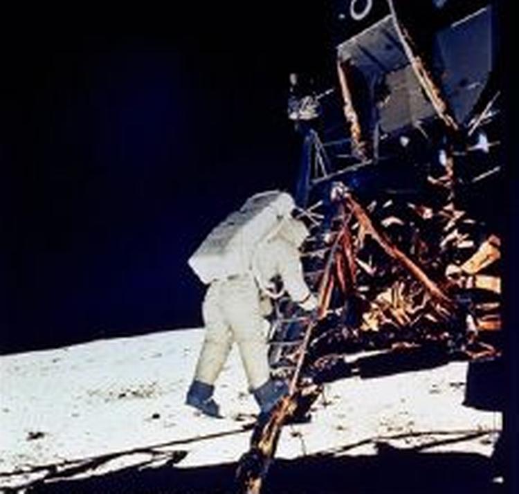Helt så langt som Armstrong og Aldrin - der her træder ned på Månens overflade - kommer de danske astronauter næppe. Men man har jo lov til at drømme. - Arkiovfoto: AP 