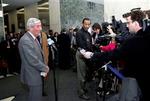Flygtningehøjkommissær Ruud Lubbers udtaler sig til pressen efter sit møde med FN-generalsekretær Kofi Annan i fredags. - Foto: AP 