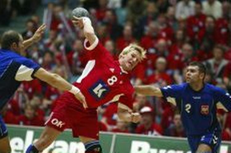 Nikolaj Jacobsen i aktion mod Polen, da han selv var landsholdsspiller. - Arkivfoto: Claus Bonnerup 