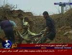 Unge mænd redder familiemedlem ud af murbrokkerne. - Foto fra iransk tv: AP 