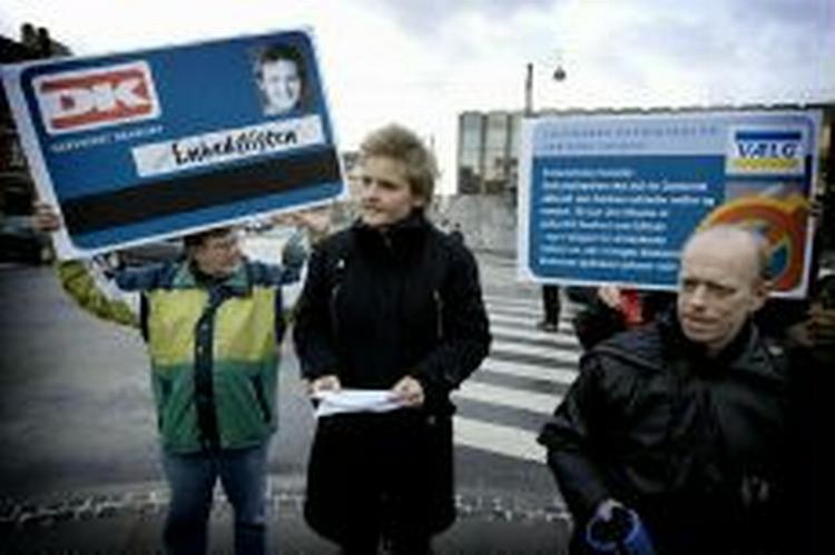 Enhedslisten gik til Nationalbanken den 23. januar i protest mod dankortgebyret. - Foto: Jens Dresling 