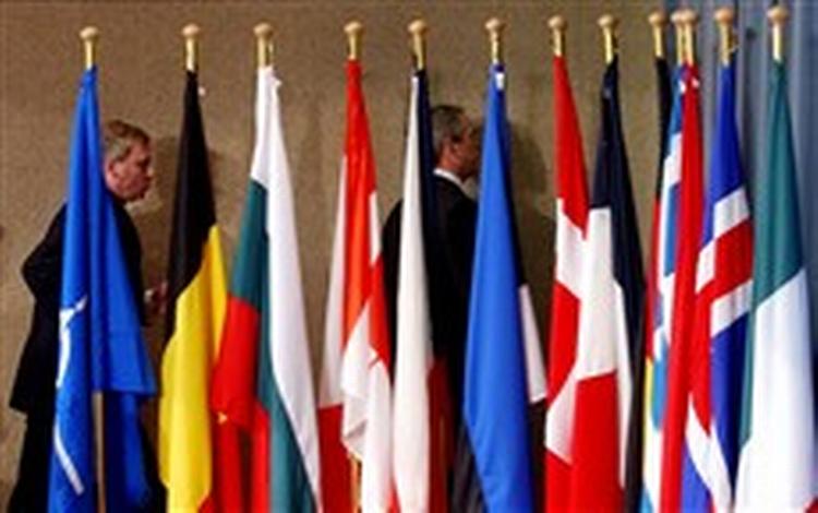 Bush og NATO-generalsekretær Jaap de Hoop Scheffer forlader en fælles pressekonference i Bruxelles. - Foto: AP 