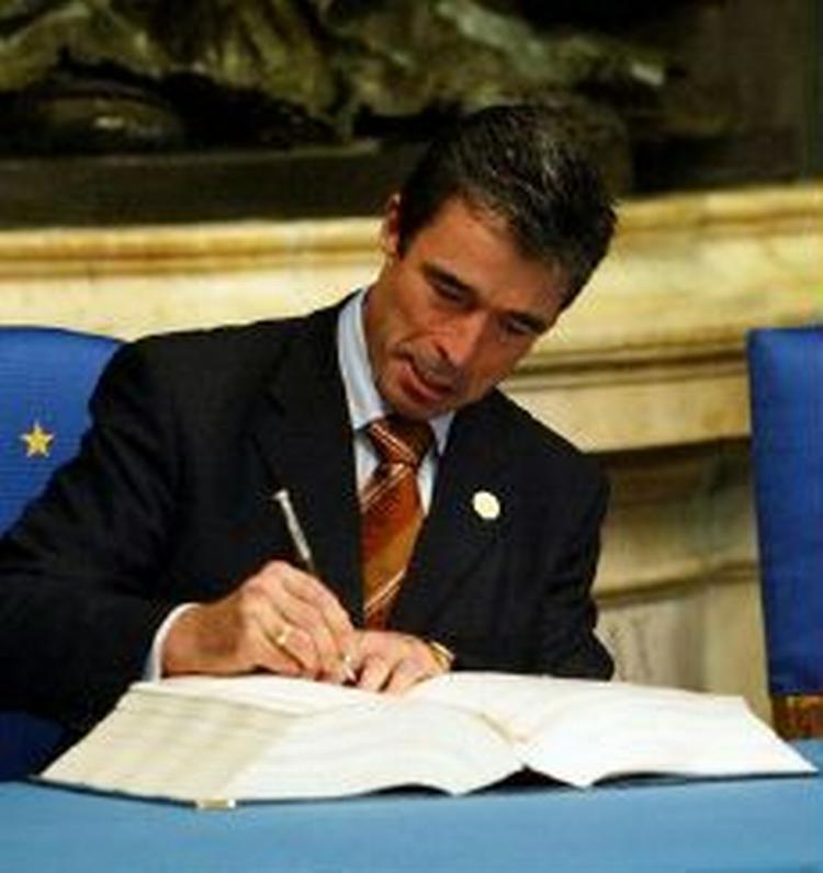 Anders Fogh Rasmussen underskriver EU-forfatningen i Rom i oktober sidste år. - Foto: AP 