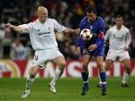 Gravesen i nærkamp med Juventus' stjerne Alessandro del Piero. - Foto: AP 