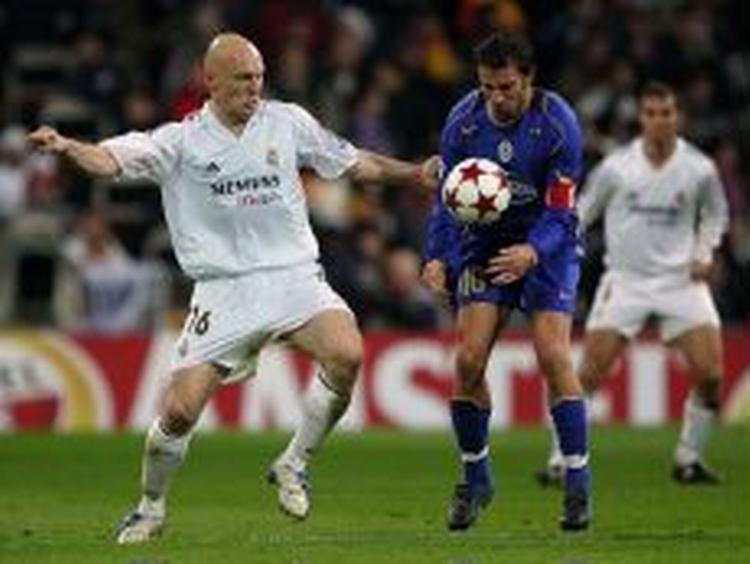 Gravesen i nærkamp med Juventus' stjerne Alessandro del Piero. - Foto: AP 