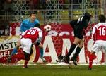 Pizzaro sender bolden i mål bag Arsenals tyske keeper Jens Lehmann. - Foto: AP 