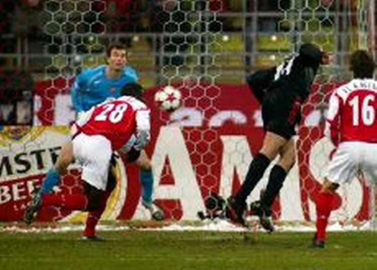 Pizzaro sender bolden i mål bag Arsenals tyske keeper Jens Lehmann. - Foto: AP 