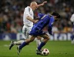 Thomas Gravesen i nærkamp med Juventus' Camoranesi. - Foto: AP 