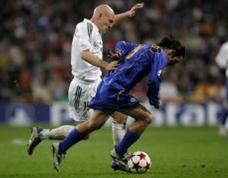 Thomas Gravesen i nærkamp med Juventus' Camoranesi. - Foto: AP 