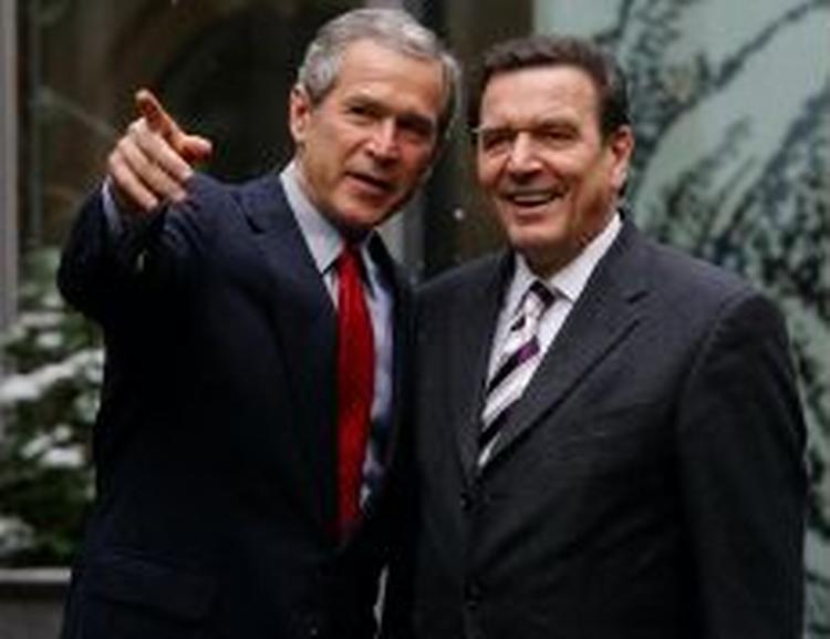 Bush og Schröder lignede på pressemødet ikke ligefrem to mænd, der i årevis har skændtes om Irak-krigen. - Foto: AP 