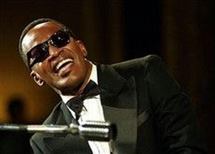 Jamie Foxx er garanteret en Oscar på forhånd for sin Ray Charles (billedet) i  Ray  af søndagens Oscarvært Chris Rock. - Foto: AP 