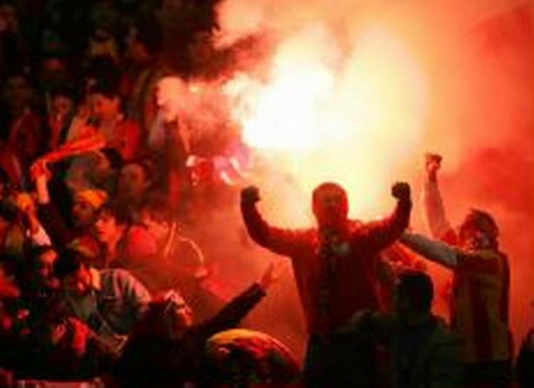 Jublende Schalke-fans efter en venskabskamp mod tyrkiske Galatasaray. - Arkivfoto: AP 
