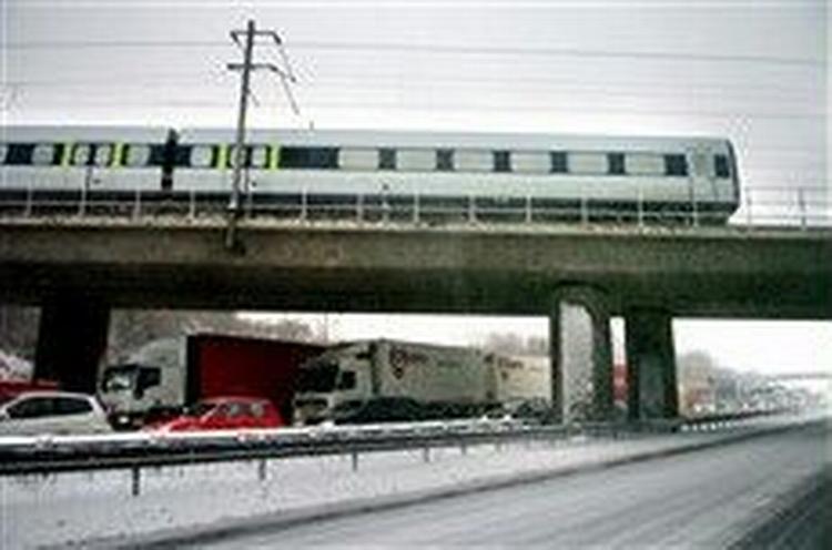 Sne-kaos biler i kø på motorvej E20 nær Lillebæltsbroen. Toget holder også stille. - Foto: Uffe Kongstad 