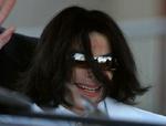 Michael Jackson vinkede til sine fans, da han sidst forlod retten. Foto: AP 