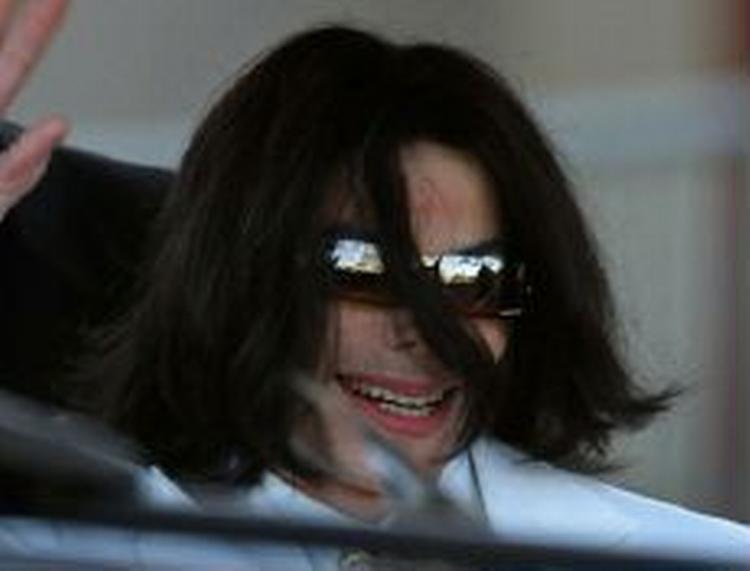 Michael Jackson vinkede til sine fans, da han sidst forlod retten. Foto: AP 