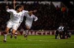En glad Hernan Crespo efter scoringen på Old Trafford. Manchester Uniteds målmand, Roy Carroll, græmmer sig. - Foto: AP 