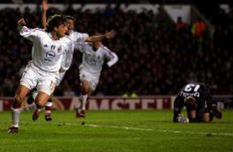En glad Hernan Crespo efter scoringen på Old Trafford. Manchester Uniteds målmand, Roy Carroll, græmmer sig. - Foto: AP 