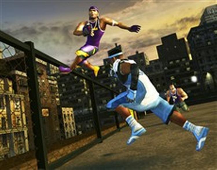 Der gives ikke fem flade ører for Newtons tyngdelov i  NFL Street 2 , hvor kraftspring, saltomortaler, rullefinter, benhårde tacklinger og hjernerystelser alt sammen hører med til en god kamp 