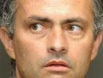 Chelseas manager José Mourinho er formentlig sur over at Barcelona-træner rijkaard diskuterede med dommeren. - Foto: AP 