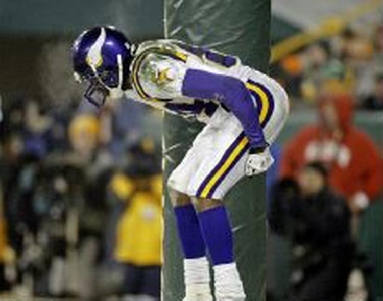 Randy Moss har for vane at optræde, når han laver touchdown. Det er underholdende, men koster også bøder. - Foto: AP 
