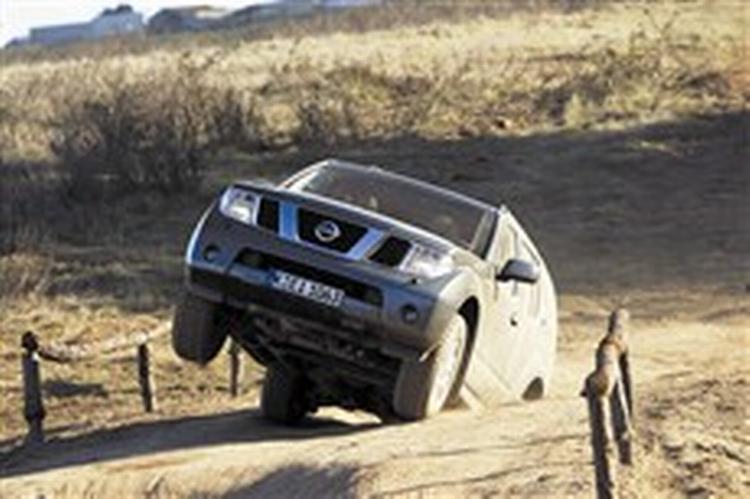 På tre ben. Nissan Pathfinder klarer de værste forhindringer i fin stil. Foto: Michael Grabowski 