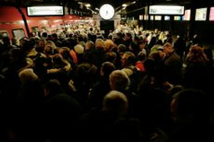 Myldretidspassagererne på Københavns Hovedbanegård måtte væbne sig med tålmodighed. - Foto: Mads Nissen 