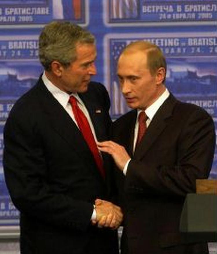 Præsidenterne Bush og Putin på dagens pressemøde i Bratislava. - Foto: AP 