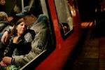 Hygge i kupeen mens togene holdt stille. - Foto: Mads Nissen 