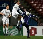 FCK s anfører Bo Svensson kommer først på bolden i en nærkamp med IFK s Peter Ijeh.   Foto: Finn Frandsen 
