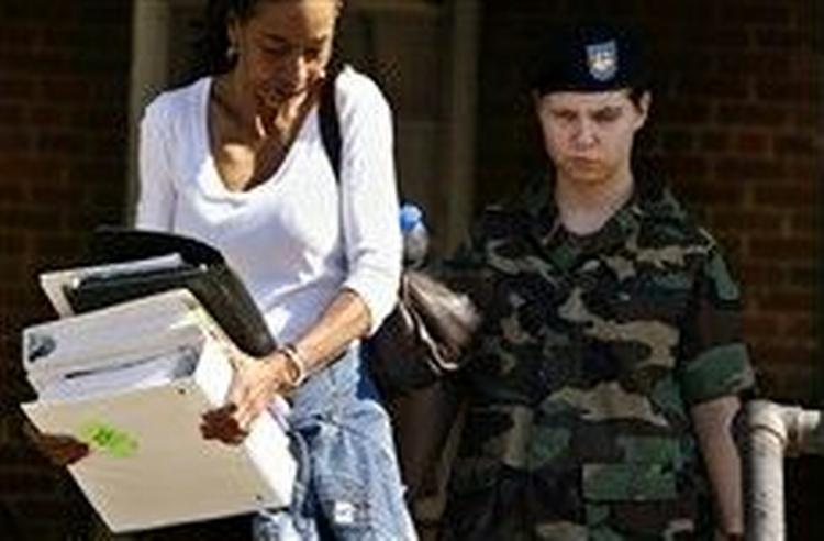 En af de få tiltalte er Lynndie England, som var en central figur på de fotos fra Abu Ghraib, som gik verden rundt. - Foto: AP 