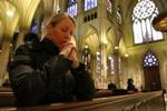 Katolikker over hele verden bad for pavens liv. Her er det i Sankt Patrick's Cathedral i New York. - Foto: AP. 