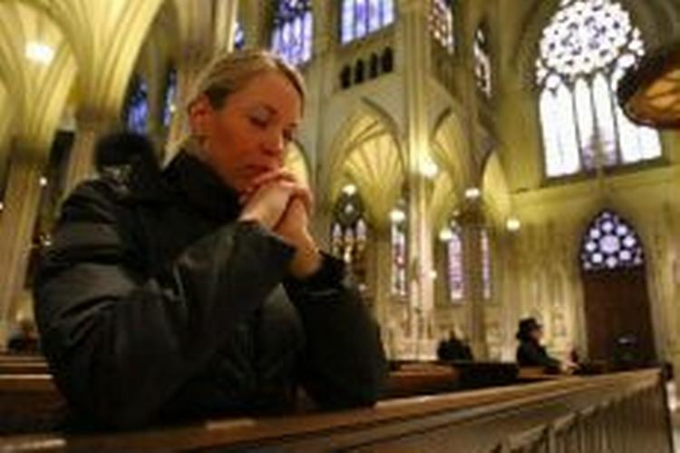 Katolikker over hele verden bad for pavens liv. Her er det i Sankt Patrick's Cathedral i New York. - Foto: AP. 