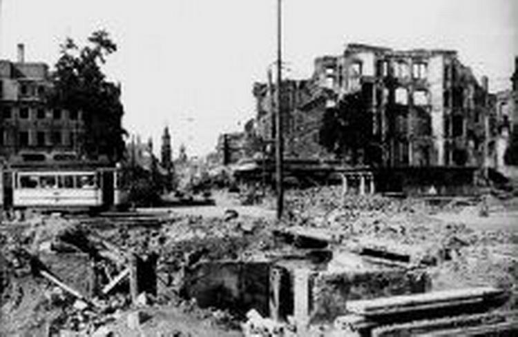 Dresden efter de allieredes bombardement. - Foto: AP 