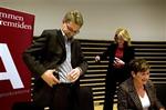 Frank Jensens mikrofon virkede ikke, og så lånte han af Helle Thorning-Schmidt. »Skønt at se et parti, der taler med en stemme«, bemærkede en tilhører og kaldte smil frem. - Foto: Finn Frandsen 
