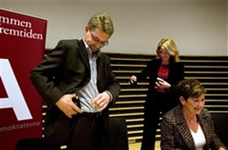 Frank Jensens mikrofon virkede ikke, og så lånte han af Helle Thorning-Schmidt. »Skønt at se et parti, der taler med en stemme«, bemærkede en tilhører og kaldte smil frem. - Foto: Finn Frandsen 
