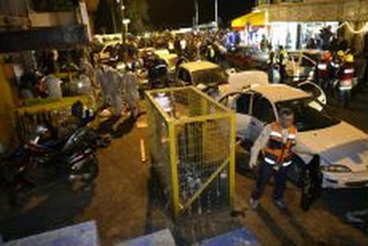 Fire mistede livet og yderligere en håndfuld er livsfarligt kvæstet efter selvmordsangrebet i Tel Aviv i nat. - Foto: AP 