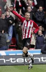 Peter Crouch modtager folkets hyldest på St. Marys Stadium i Southampton efter udligningen til 1-1. - Foto: AP 
