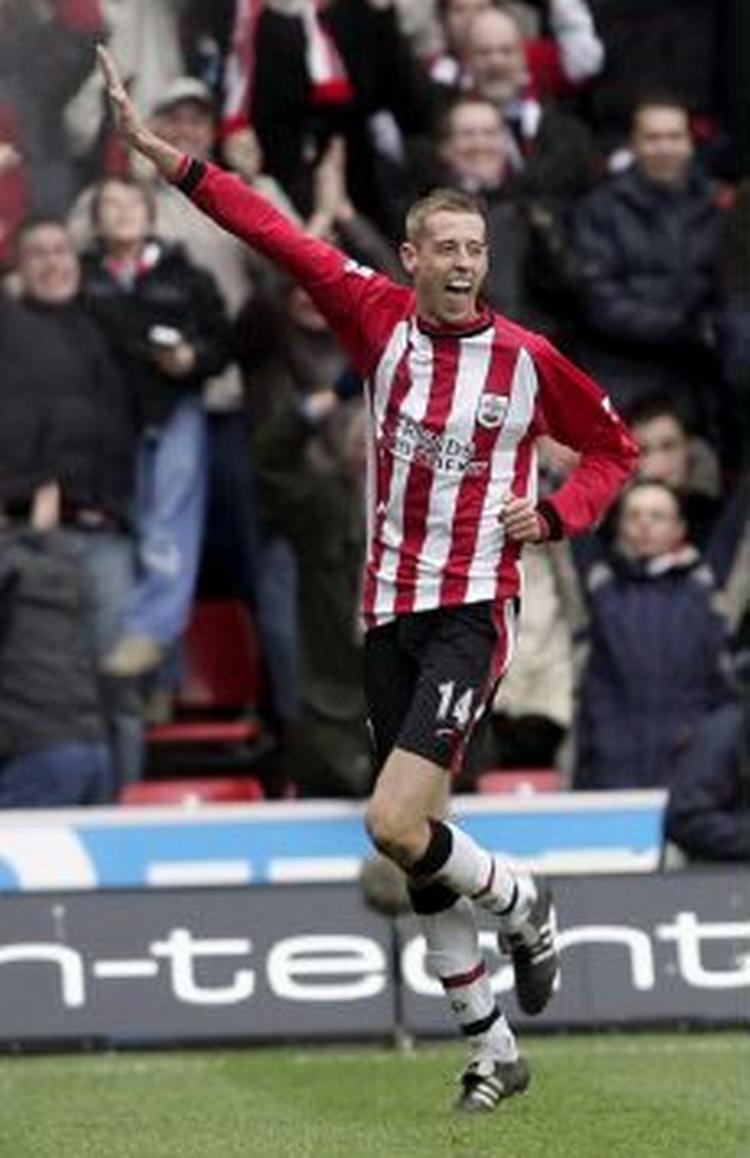 Peter Crouch modtager folkets hyldest på St. Marys Stadium i Southampton efter udligningen til 1-1. - Foto: AP 