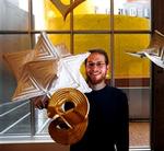 Erik Demaine gik ikke i skole som barn. I dag forsker han i origami på MIT i USA, hvor hans mentor og far, glaspusteren Martin Demaine, også er ansat - under sønnen. 