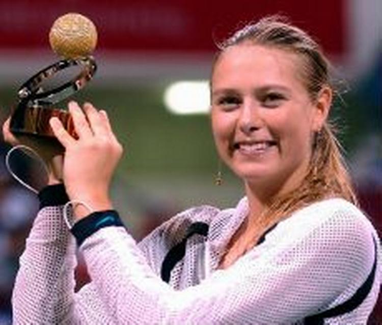 Maria Sharapova med trofæet i Qatar. I finalen slog hun australieren Molik i tre sæt. - Foto: AP 