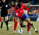 Samuel Eto'o i en nærkamp med en Numancia-forsvarer. Eto'o havde en skidt aften på den frosthårde bane. - Foto: AP 
