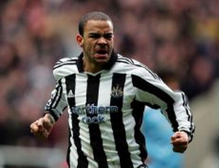 Kieron Dyer jubler efter scoringen, der sikrede Newcastle tre point mod Bolton. - Foto: AP 