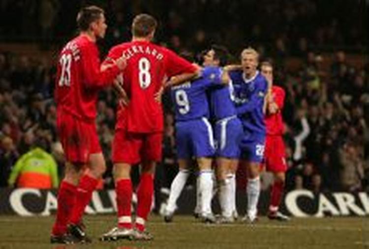 Gerrard (8) har scoret selvmål og lukket Chelsea ind i finalen. - Foto: AP 