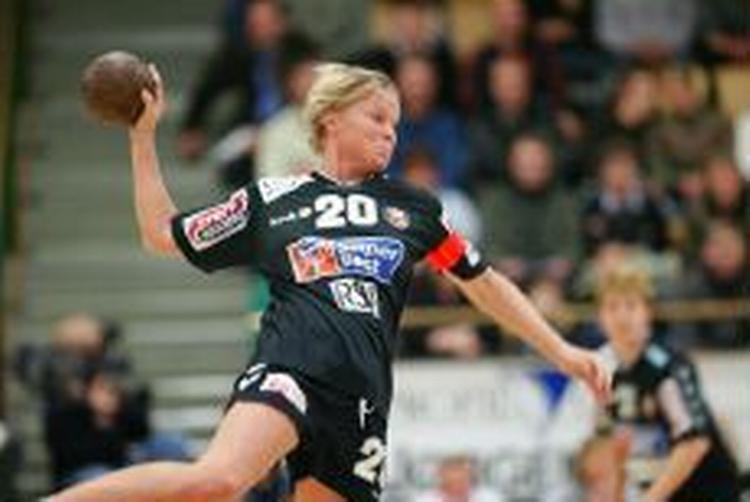 Heidi Astrup i aktion for Aalborg. Snart er den 32-årig playmaker tilbage i Viborgs grønne bluse. - Foto: Erik Kragh 