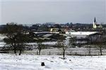 Landsbyidyllen ved Svanninge Bakker brydes af minkfarmen midt i billedet. Den forurener så meget, at den ifølge EU-regler skal afvikles. Sidste år fik farmen amtets godkendelse til at udvide. - Foto: Lars Skaaning 