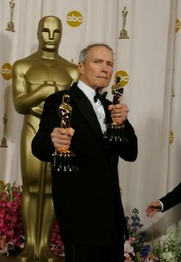 Clint Eastwood poserer med sine Oscar-statuetter ved nattens prisfest. - Foto: AP 