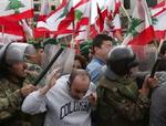 Vrede demonstranter i Beirut forsøger at bryde politiets kæde. - Foto: AP 