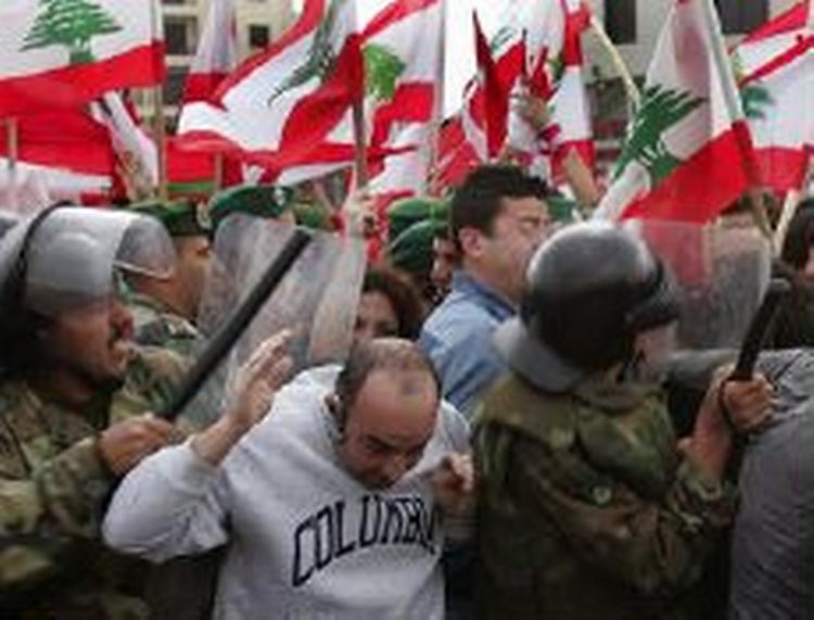 Vrede demonstranter i Beirut forsøger at bryde politiets kæde. - Foto: AP 