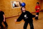 I fritidsklubben Rubinen bruges der masser af tid i klubbens gymnastiksal, hvor Haki, Samet og de andre har travlt med bolden.   Foto: Klaus Holsting 