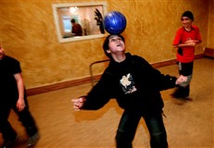 I fritidsklubben Rubinen bruges der masser af tid i klubbens gymnastiksal, hvor Haki, Samet og de andre har travlt med bolden.   Foto: Klaus Holsting 